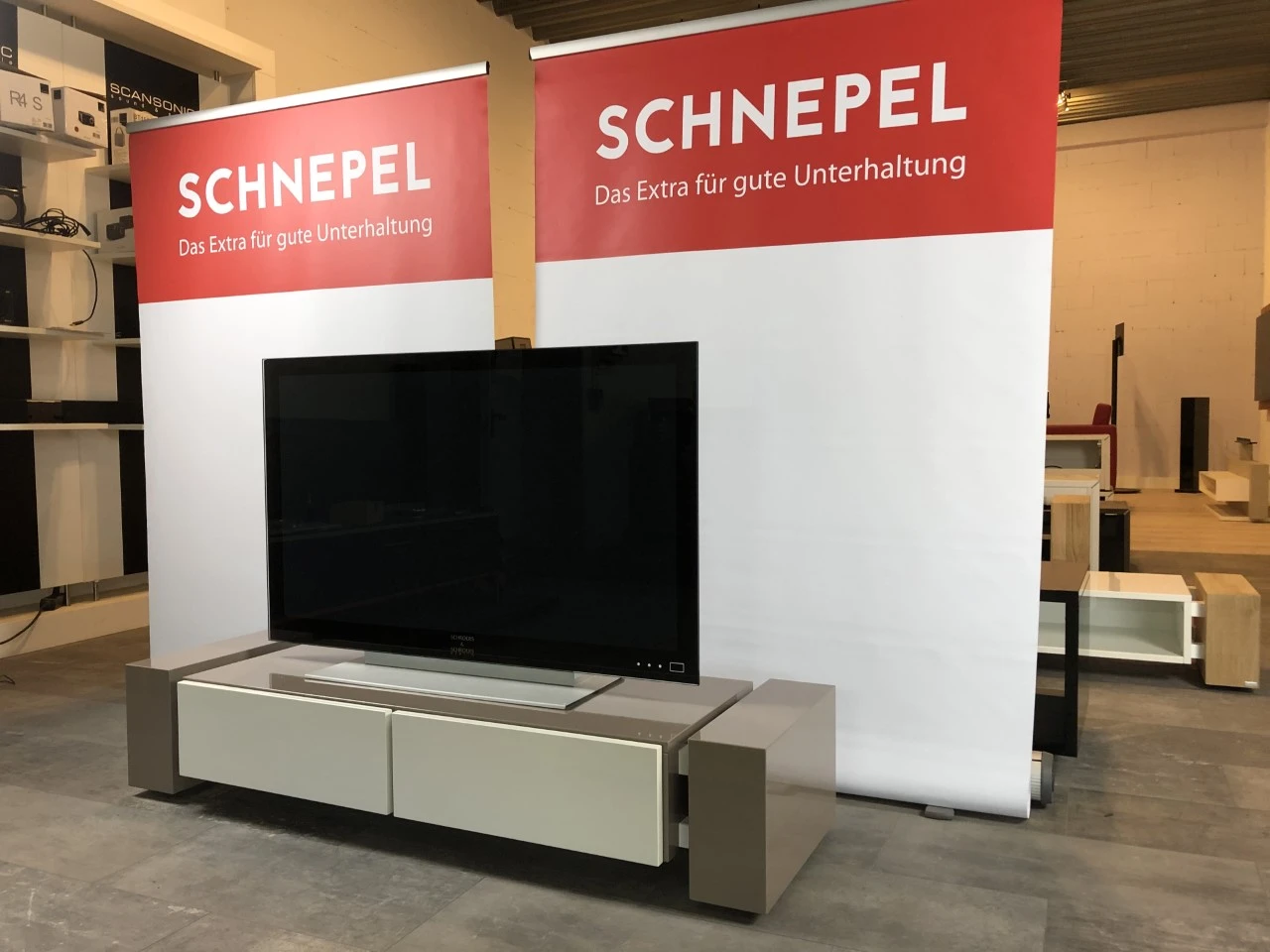 schnepel-x-linie-lowboard-1400-geschlossen-mit-2-klappen image 3